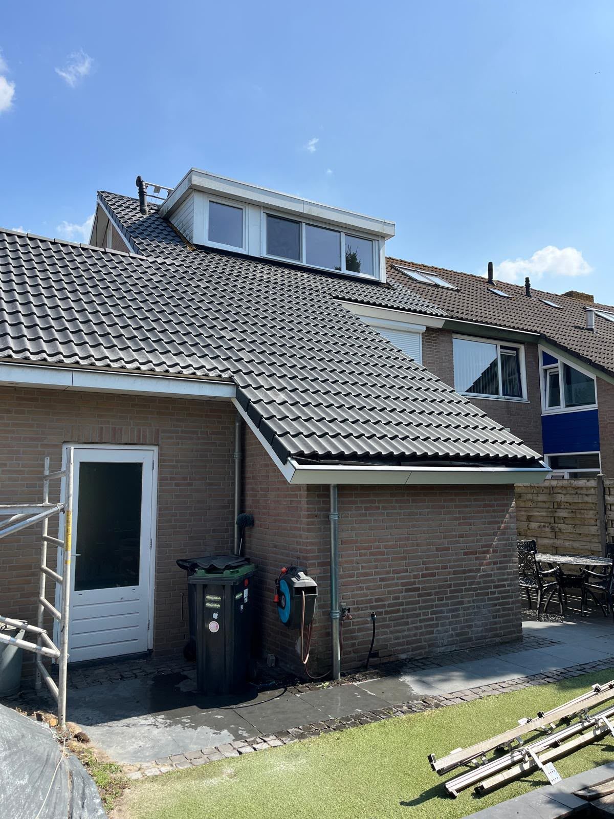 Woning met nieuw antraciet pannendak, dakkapel en vernieuwde dakrand