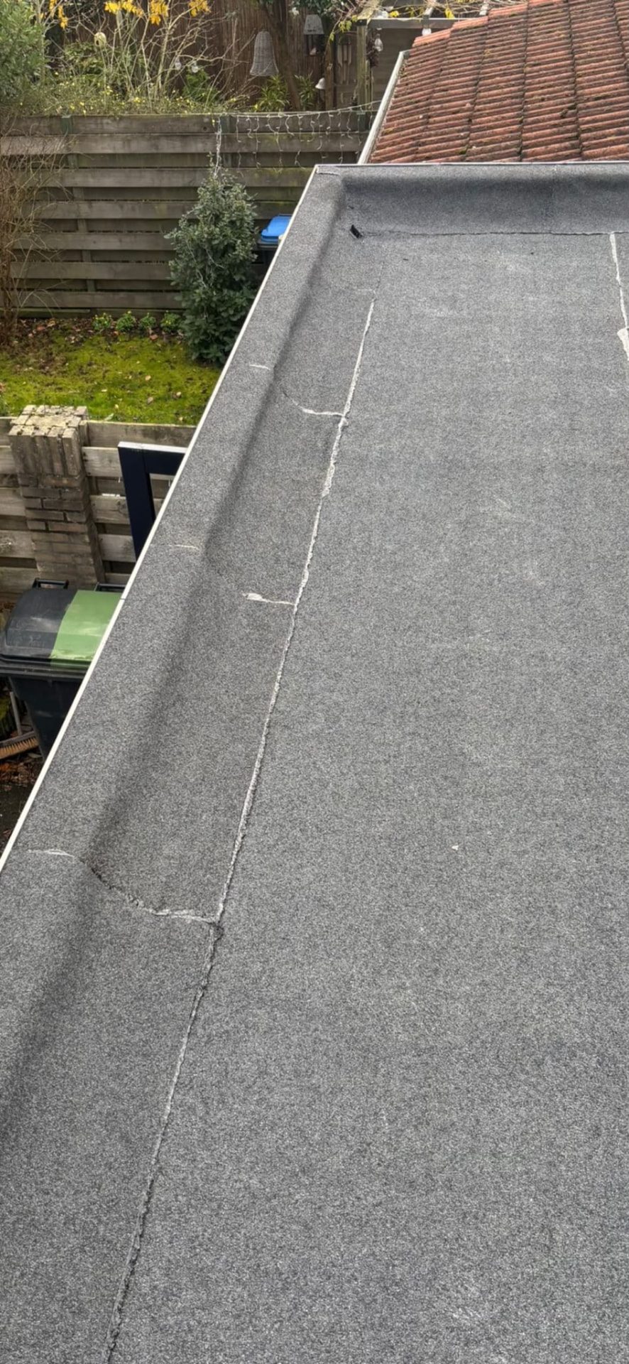 Strakke dakrand en opstand van een nieuw plat dak