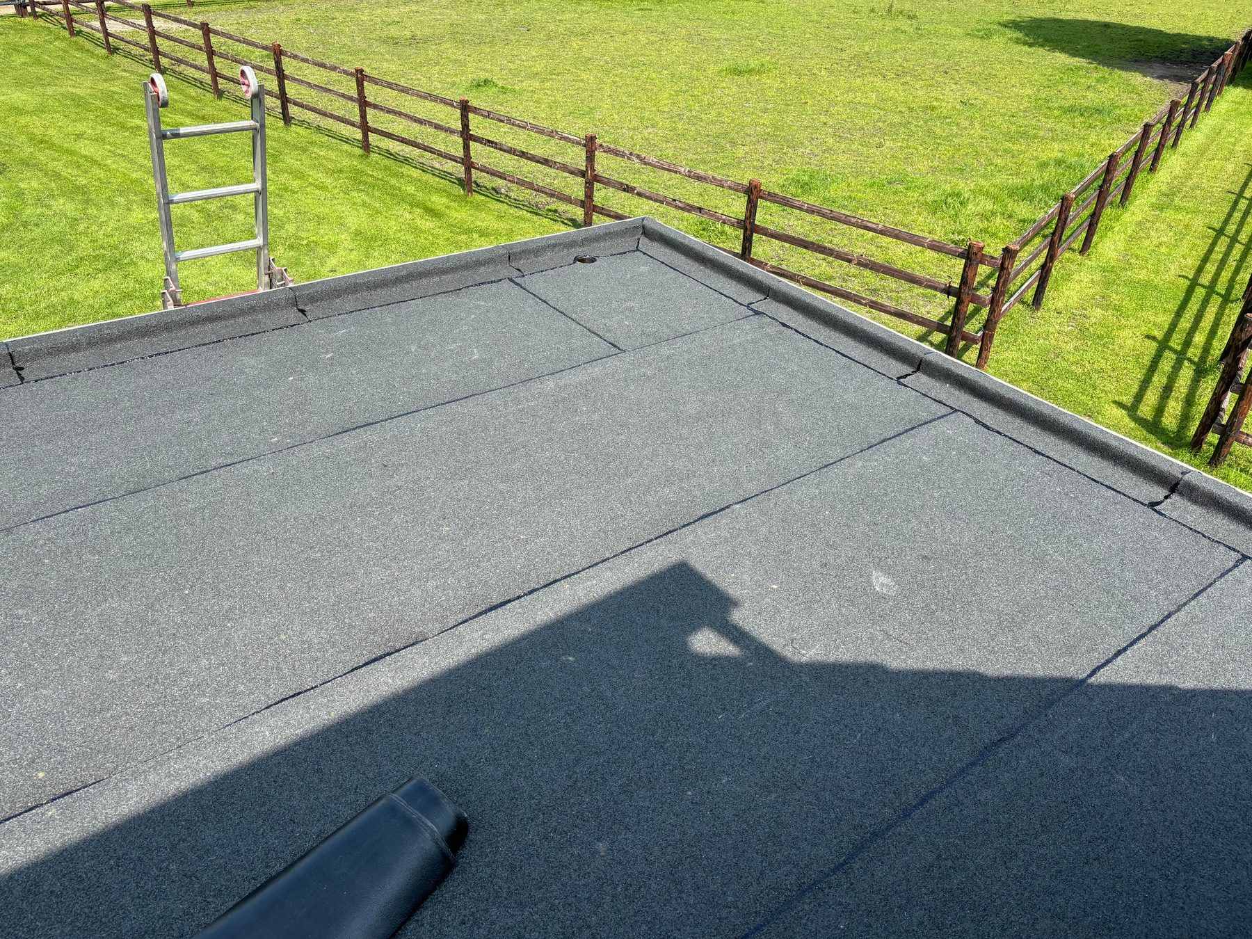 Nieuw plat dak op een aanbouw in het buitengebied