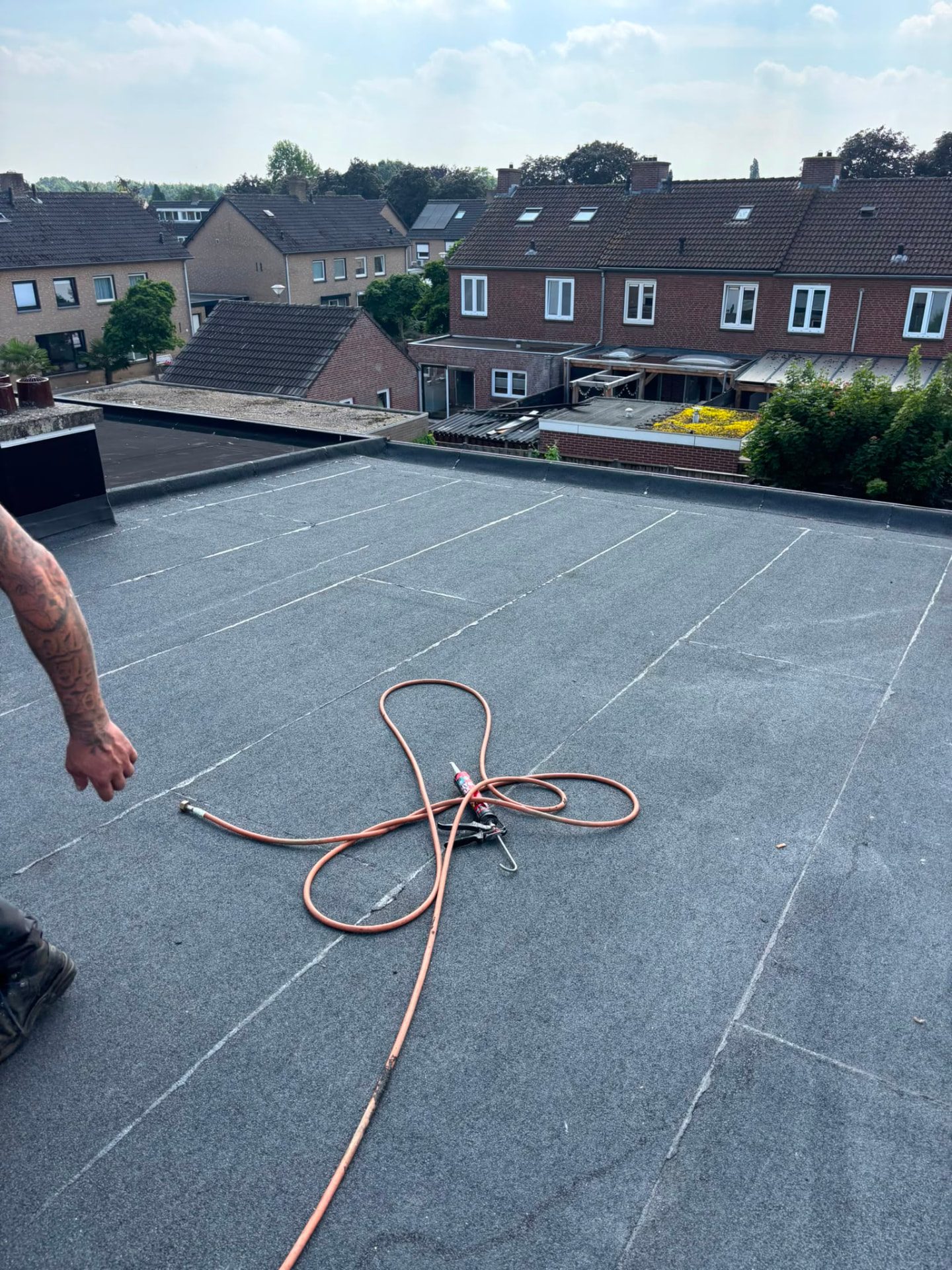 Groot plat dak voorzien van nieuwe bitumen dakbedekking