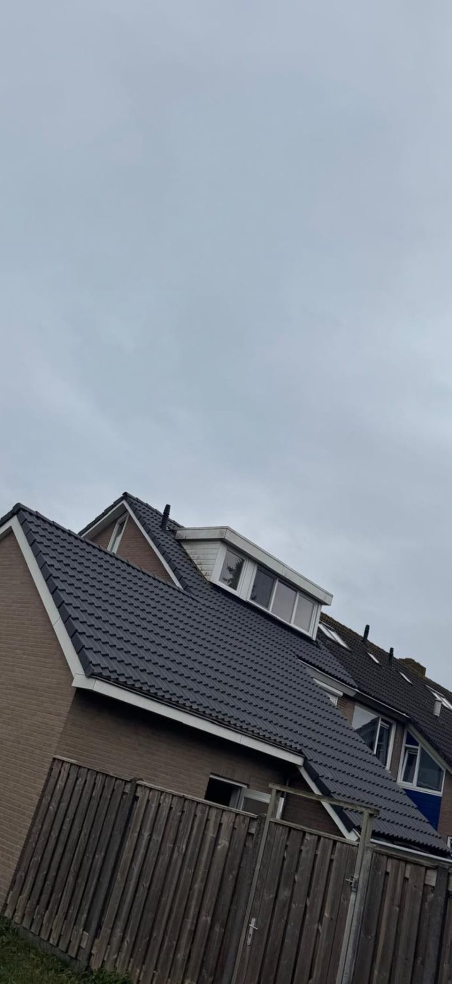 Antracietkleurig pannendak met dakkapel na renovatie