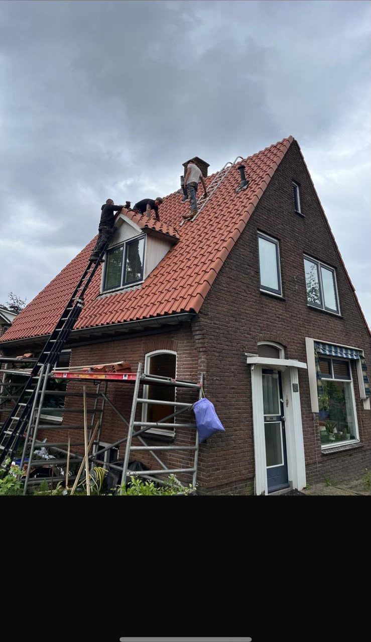 Vrijstaande woning met volledig nieuw oranje pannendak en steiger