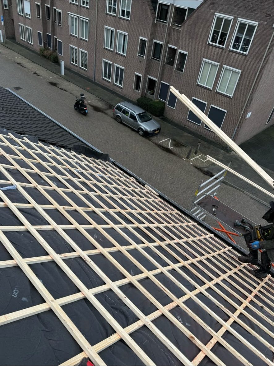 Panlatten en dampdoorlatende folie op nieuw dakbeschot tijdens dakrenovatie