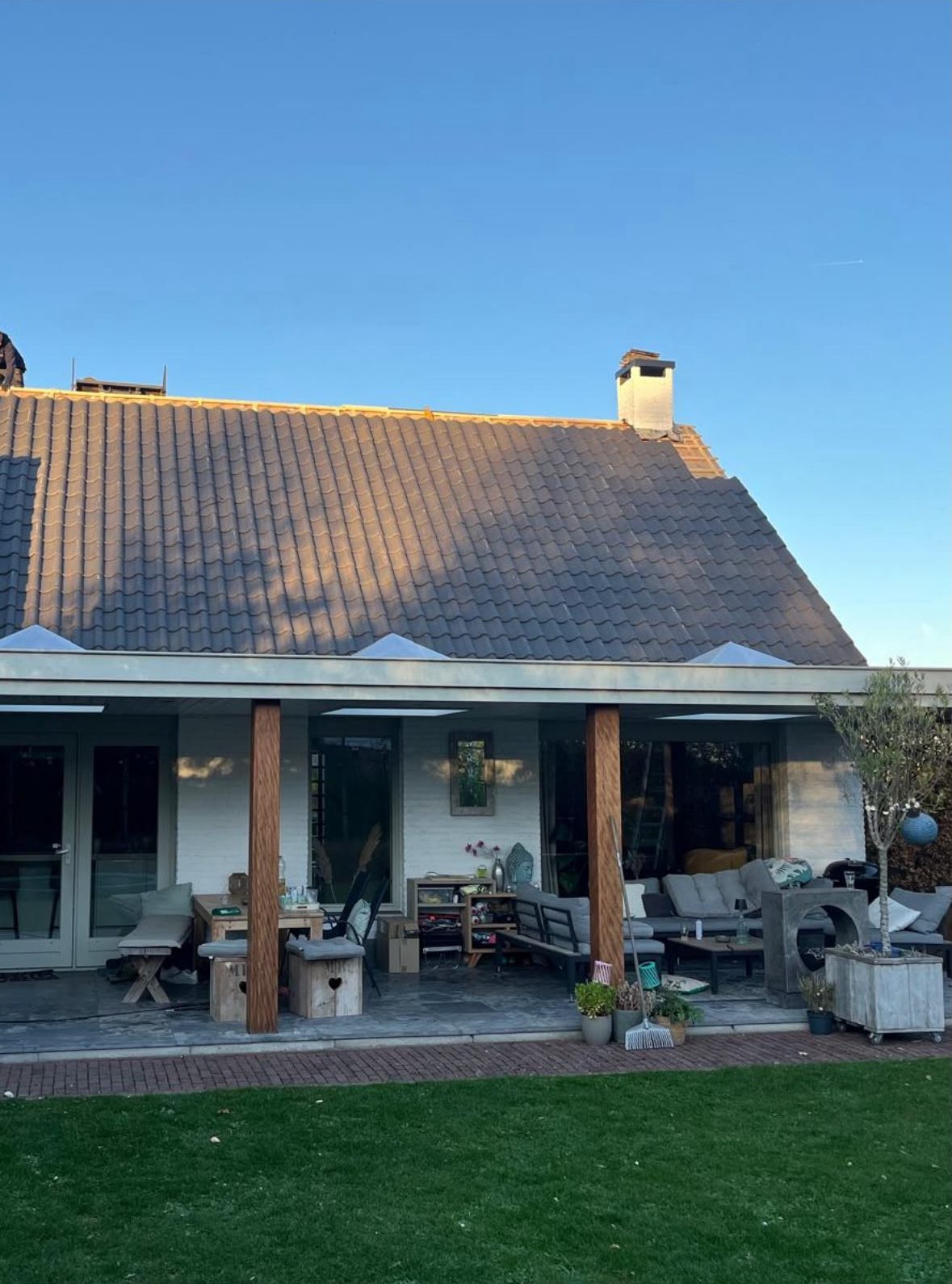Woning met veranda waarvan het pannendak wordt gerenoveerd