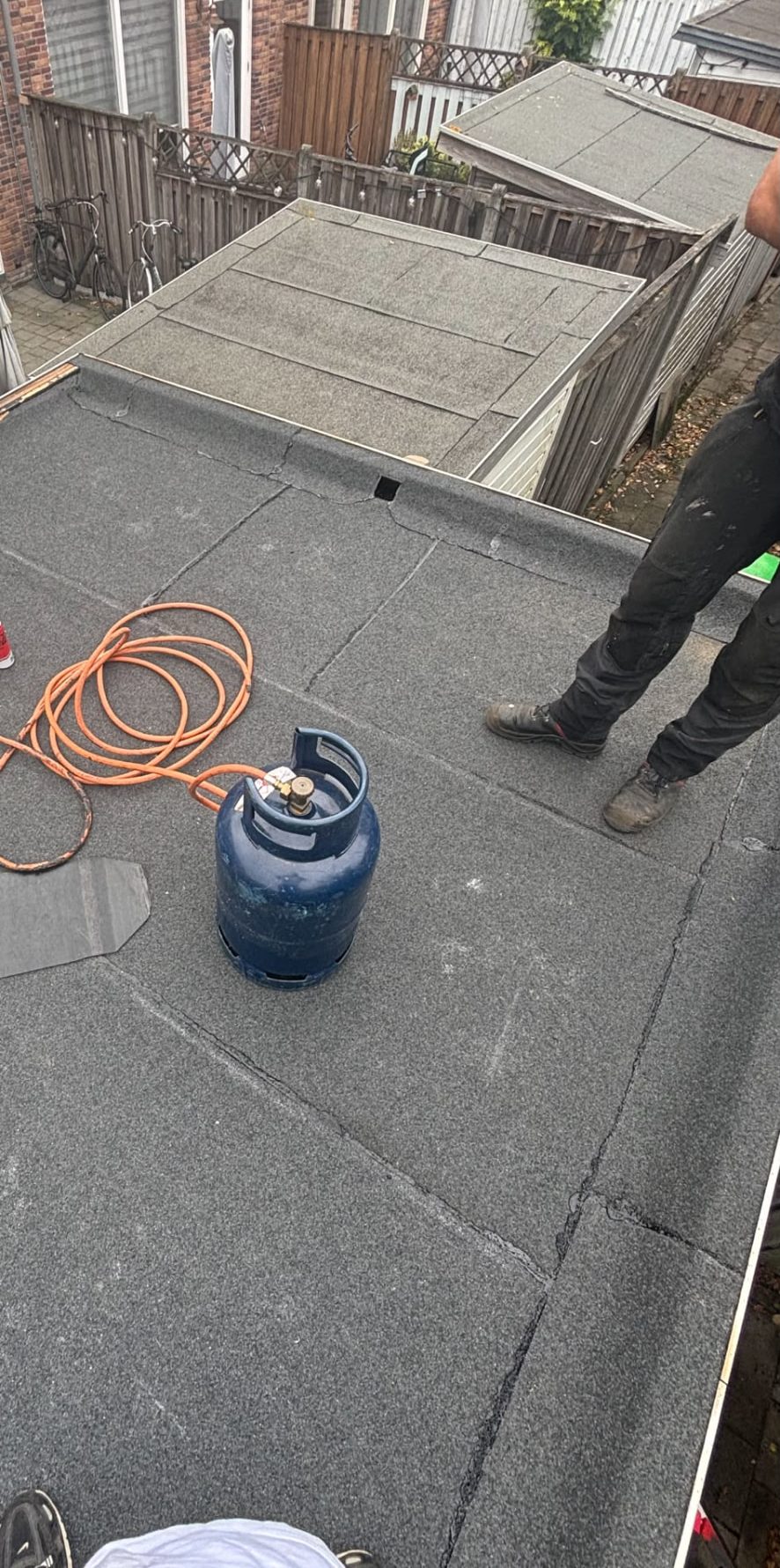 Dakdekker vernieuwt de bitumen dakbedekking van een plat dak