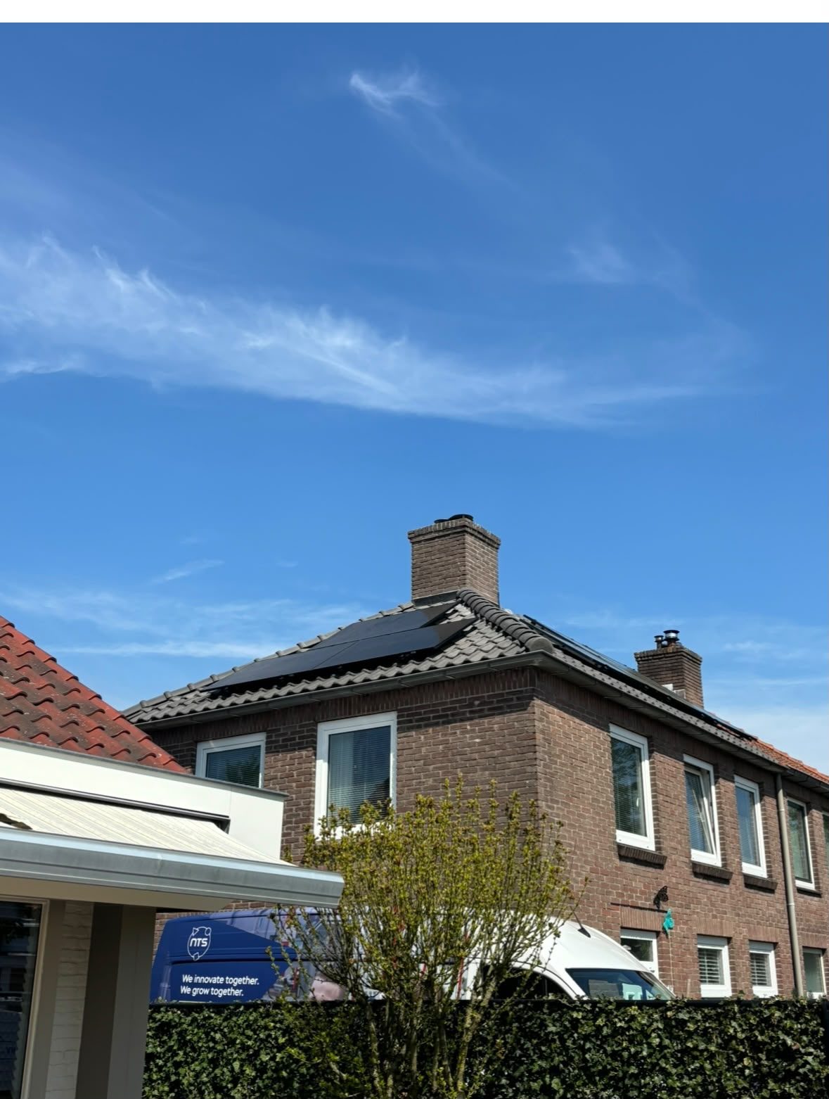 Woning met nieuw antraciet pannendak en zonnepanelen