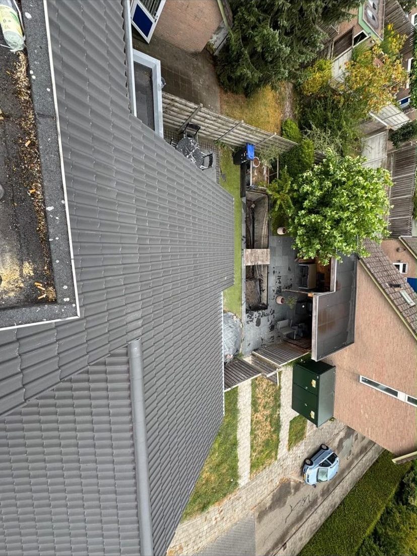 Zink- en loodwerk langs de dakrand van een woning