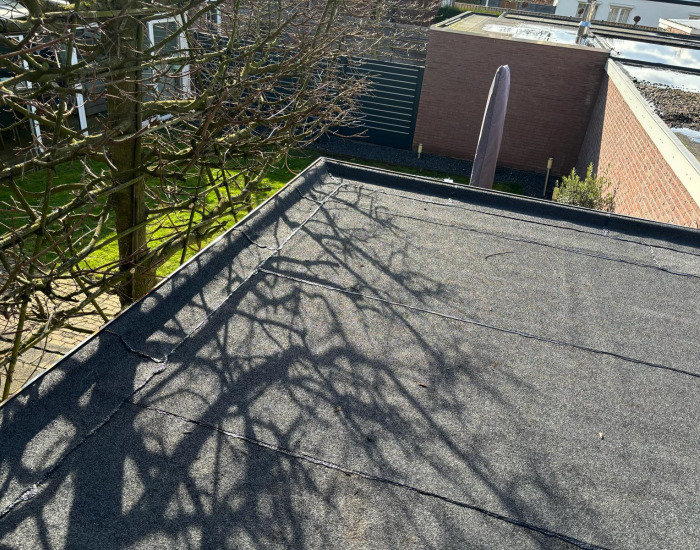 Gerepareerd plat dak na het verhelpen van een daklekkage