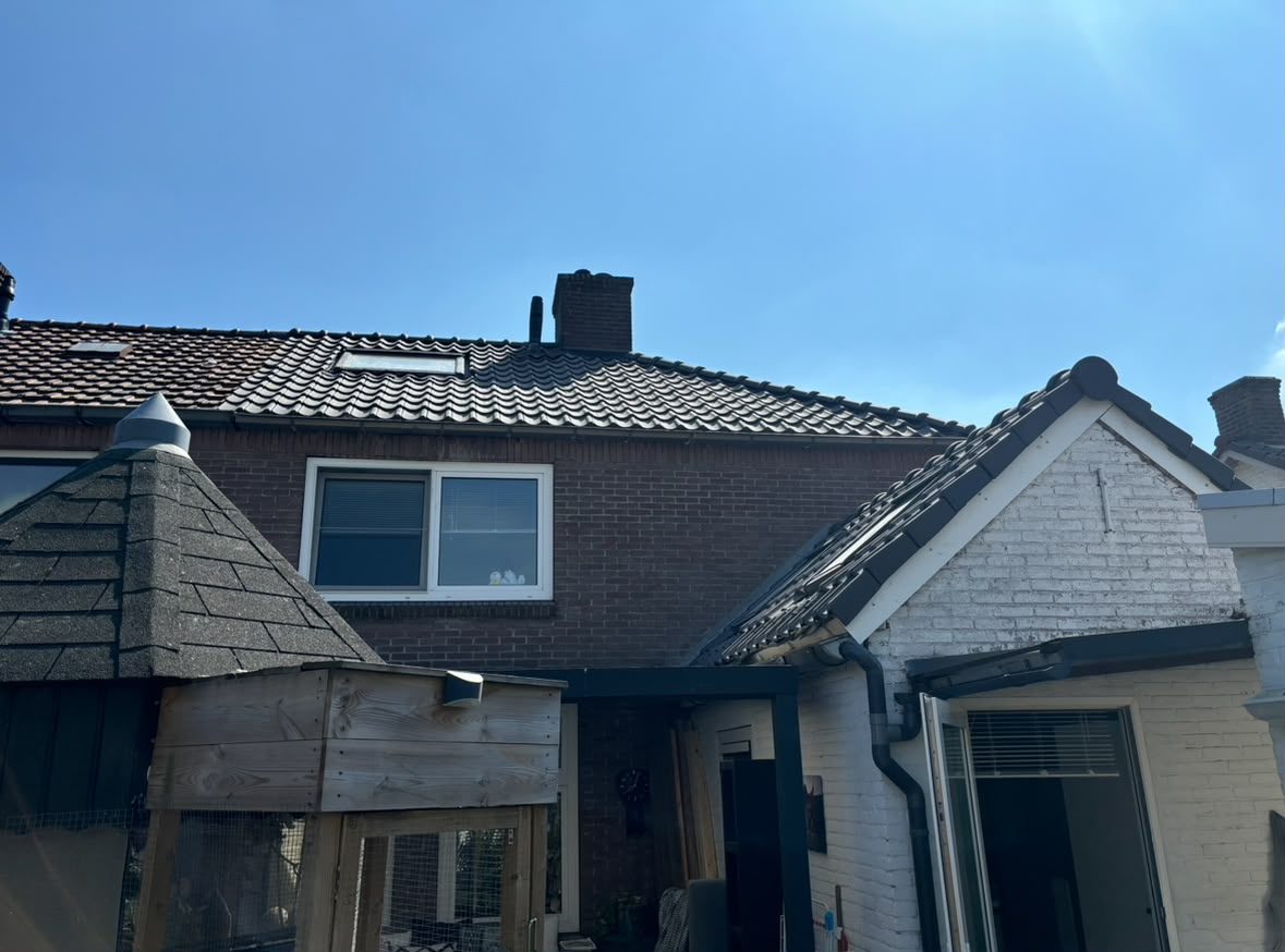 Woning met vernieuwd pannendak en nieuwe zinken regenafvoer