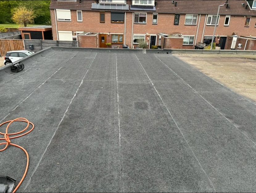 Plat dak van een garage voorafgaand aan de dakrenovatie