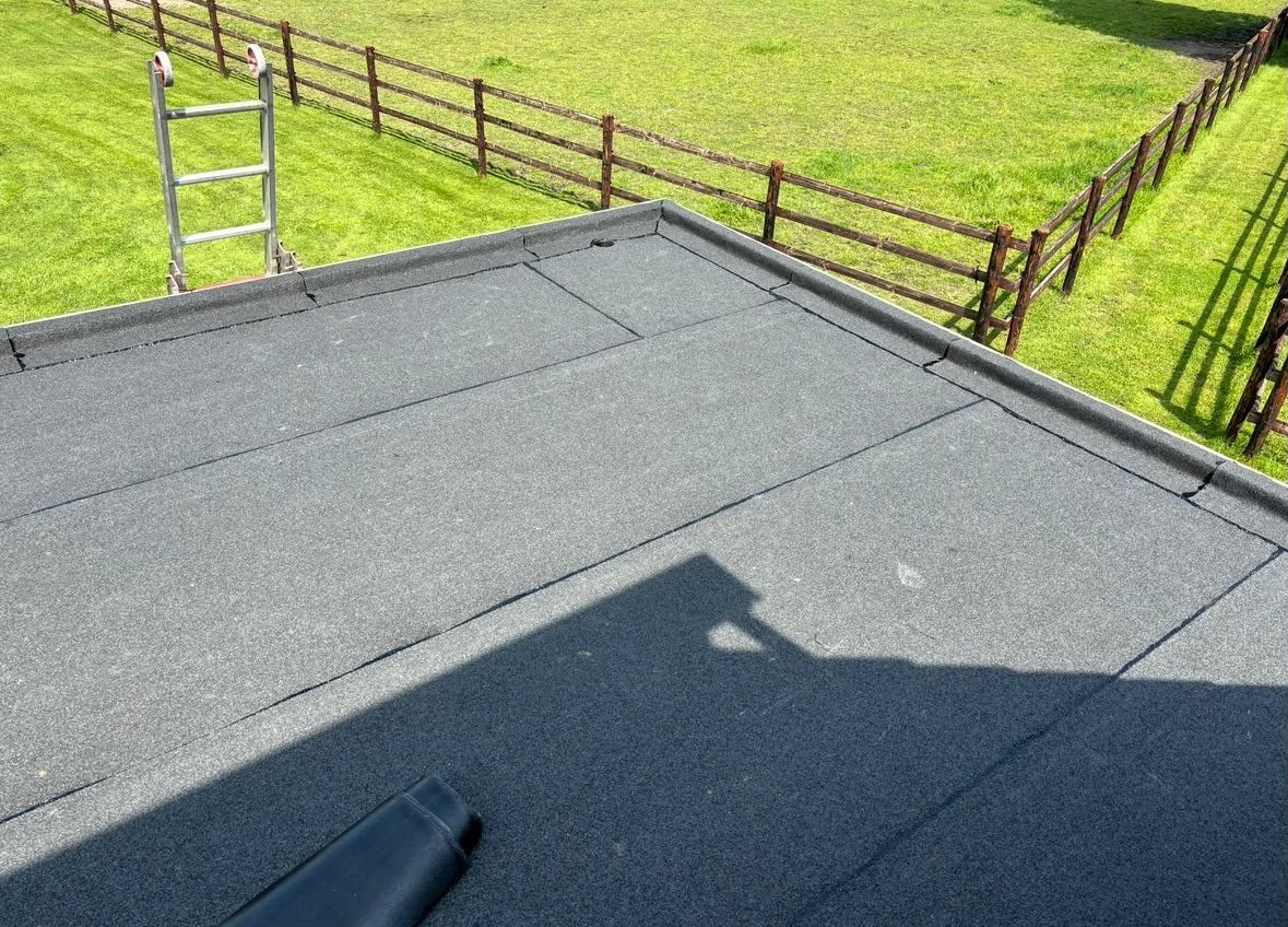 Nieuw plat dak met bitumen dakbedekking en strakke dakopstand