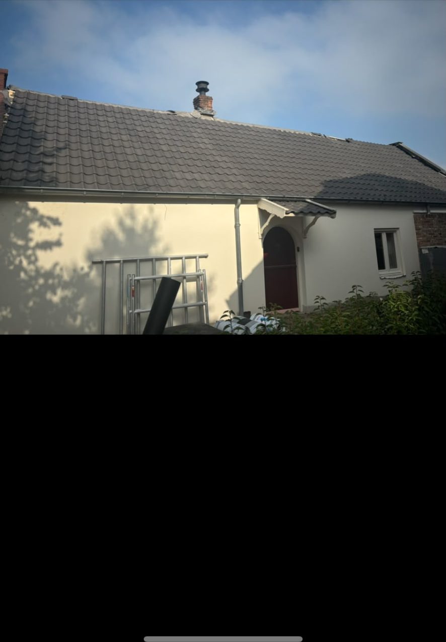 Woning met compleet vernieuwd antracietkleurig pannendak