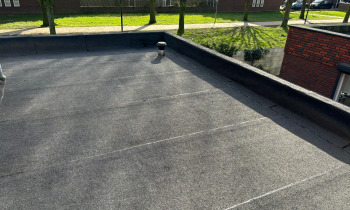 Zinkwerk langs de dakrand van een plat dak